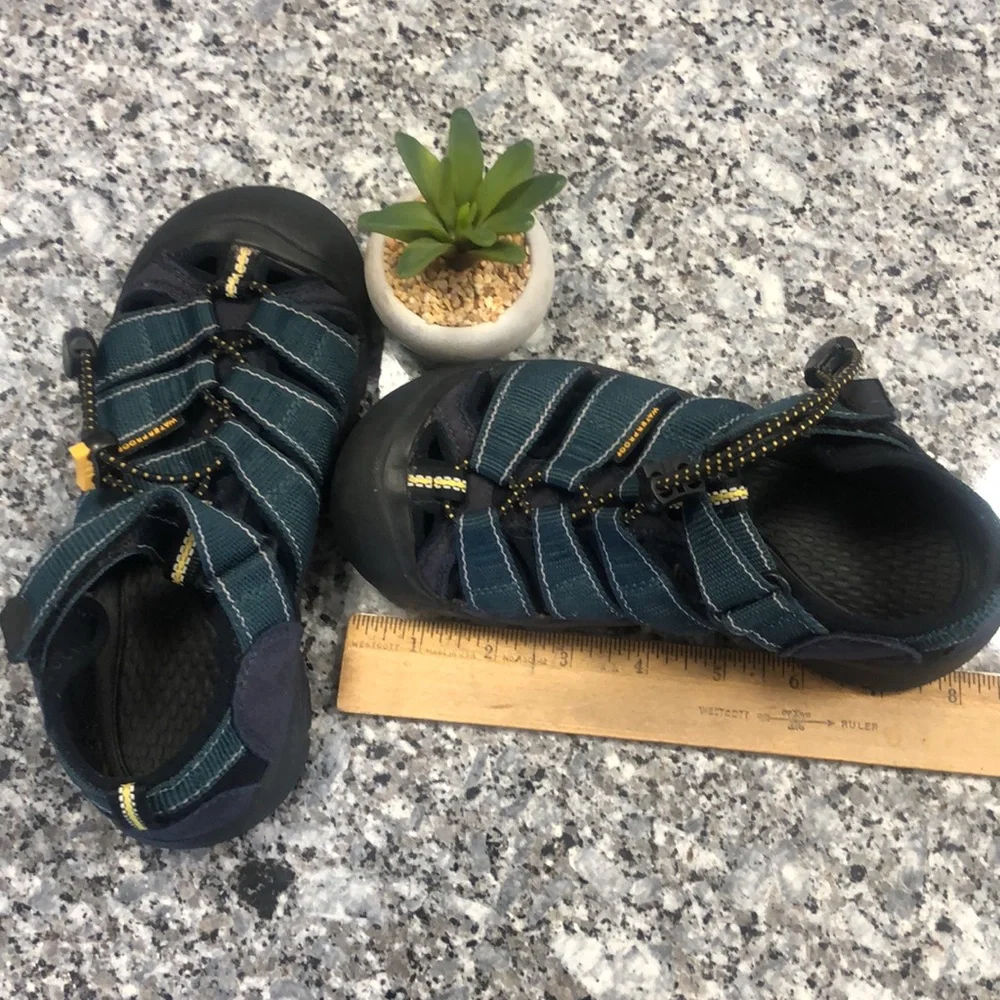 KEEN Kids Teal WATERPROOF ToeCovered SANDALS 8.5” long